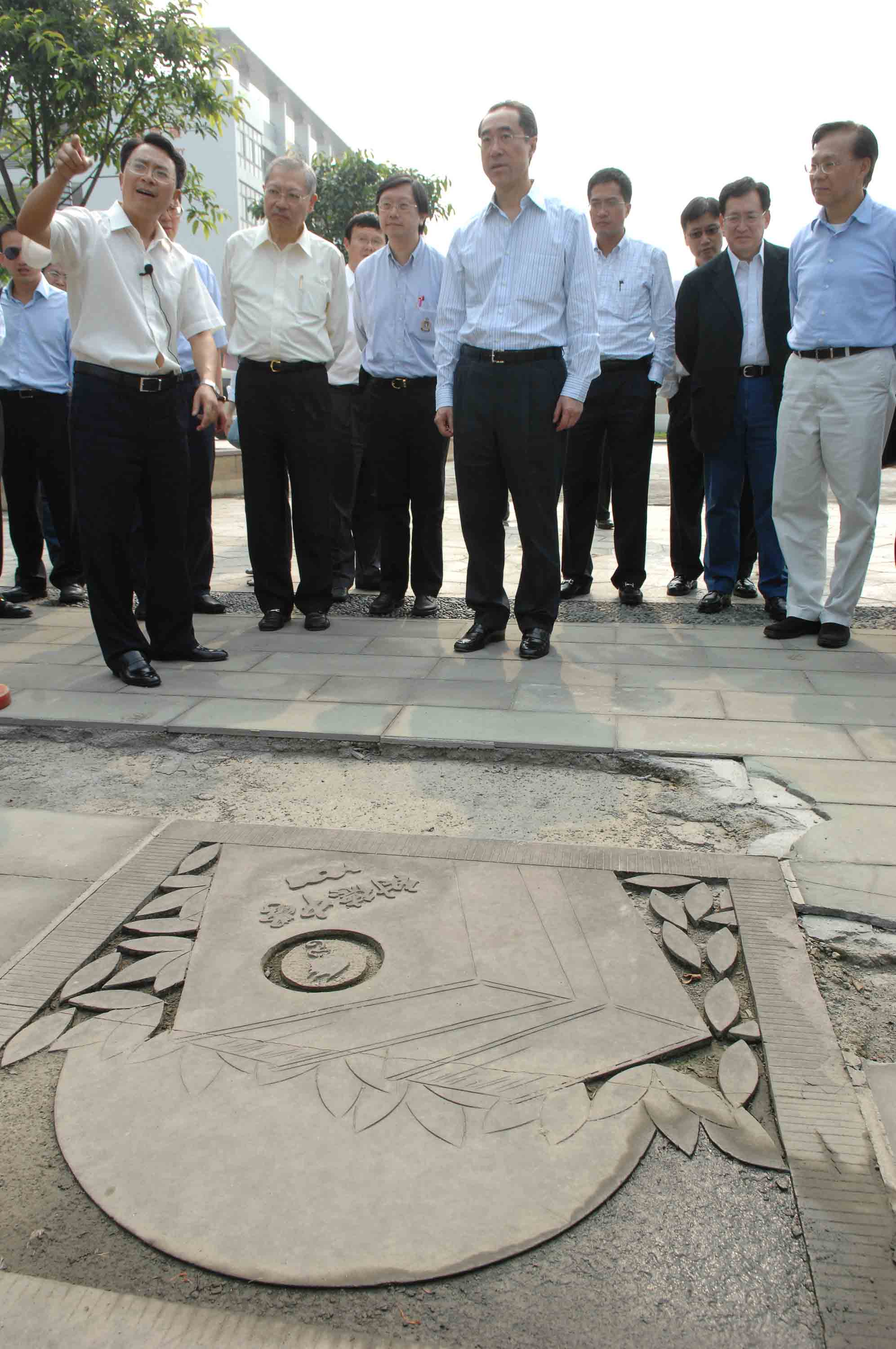 Mr Henry Tang, Chief Secretary for Administration, visited Sichuan