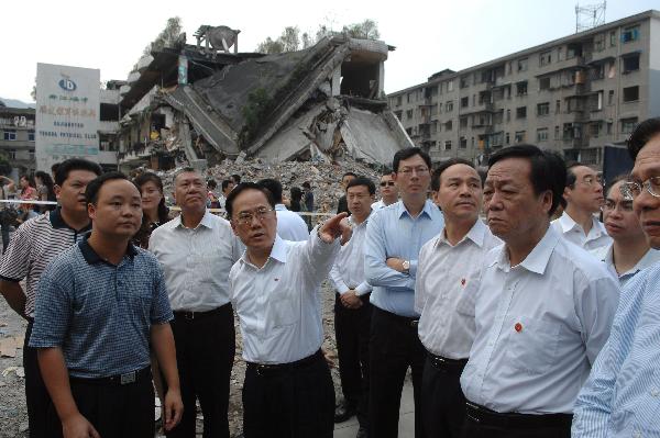 行政長官曾蔭權先生與考察代表團在都江堰市參觀一所在地震中被破壞的俱樂部