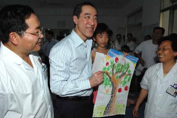 Mr Henry Tang, Chief Secretary for Administration, received a drawing as gift for the people of Hong Kong from a 9-year old girl injured during earthquake