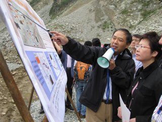 Mrs Carrie Lam, Secretary for Development, listened to the briefing on site by Sichuan representative