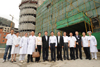 林瑞麟伉儷（左六及五）與四川省人民醫院的醫護人員在川港康復中心的工地合照。