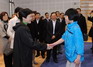 圖示林鄭月娥（左）與四川香港馬會奧林匹克運動學校的學生交談。