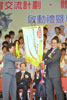 全國人大常務委員范徐麗泰授旗予交流計劃的團長──教育局副局長陳維安。