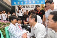 The Chief Secretary for Administration, Mr Henry Tang, met people receiving rehabilitation treatment at the rehabilitation centre for earthquake patients