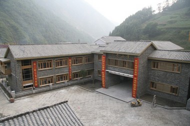 2012年3月臥龍鎮中心小學校竣工