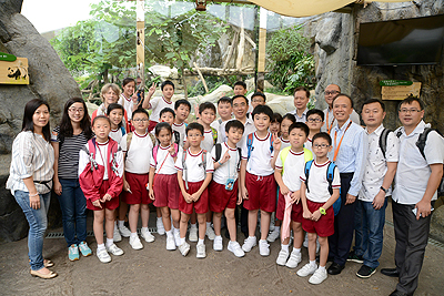 張和民（中）於園內與李繩宗（右三）、香港海洋公園保育基金總監蔣素珊（左三）、唐錫波（後排左五）以及參加活動的學生合照。