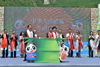 林鄭月娥（前排右）與趙衛平（前排左）在臥龍自然保護區主持「中華大熊貓苑」開園儀式，一同拉動啟動裝置。