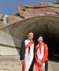 林鄭月娥（右）與四川省人民政府副秘書長趙衛平（左）在映秀鎮南華隧道入口前合照。