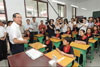 政務司司長唐英年參觀汶川水磨中學的課室，並與學生交談。