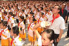 政務司司長唐英年出席南充市涪江路小學的開學禮。