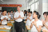 政務司司長唐英年參觀白塔中學課室，了解學生的上課情況。