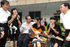 接受治療的人士在政務司司長唐英年探訪期間為在場人士表演唱歌。
