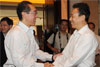 政務司司長唐英年與四川省政府常務副省長魏宏在工作會議前握手。