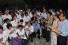 立法會議員到訪川港康復中心與受地震所傷的殘疾人士合唱。