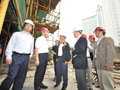 特區政府代表定期實地視察，密切監察香港援建醫療衛生項目的進展。
