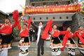 林鄭月娥參與龍小學學生的舞蹈表演。