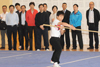 林瑞麟（左六）欣賞學生表演武術。