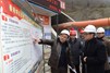 陳茂波（右）視察香港特區援建的省道３０３映秀至臥龍段，並聽取工作人員匯報工程進度。