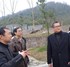 陳茂波（右）在都江堰市參觀剛於去年底竣工的大熊貓救護與疾病防控中心。