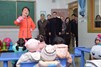 陳茂波（左四）觀察耿達一貫制學校學生上課情況。
