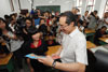 Student of Shuimo Middle School presents a souvenir to the Chief Secretary for Administration, Mr Henry Tang.