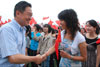 Mr Chen chats with teachers of the Minyang Secondary School.