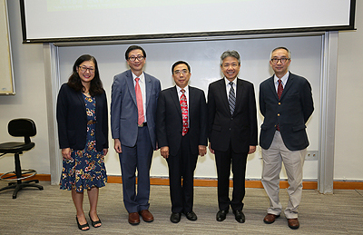 圖示張和民（中）與香港教育大學校長張仁良教授（右二）、副校長黃敏兒（左一）、李子建教授（左二）和呂大樂教授（右一）合照。