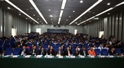 P图 3: 首届灾后重建与可持续发展国际论坛，邀得多位海外及内地专家分享国际救援及灾后重建经验，并与现场嘉宾交互交流。