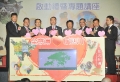 唐英年與其他主禮嘉賓主持啟動儀式。