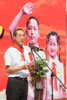 政務司司長唐英年在南充市涪江路小學開學禮上致辭。