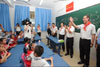 政務司司長唐英年參觀南充市涪江路小學學生的上課情況。