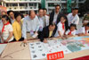立法會議員在南充市涪江路小學學生繪畫的圖畫上簽名。