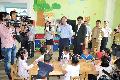 唐英年探望東汽小學的學生