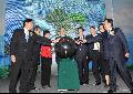 唐英年（左四）與其他主禮嘉賓主持亮燈儀式，標誌着重建項目已竣工