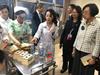 正陪同行政長官林鄭月娥訪問四川的食物及衞生局局長陳肇始教授今日（五月十一日）率領多名代表團成員，參觀川港康復中心和四川省中醫院。圖示陳肇始教授（右一）與代表團成員參觀四川省中醫院。