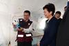 行政長官林鄭月娥今日（五月十一日）下午在成都參觀四川大學－香港理工大學災後重建與管理學院。圖示林鄭月娥（右）參觀中國國際應急醫療隊（四川）移動帳篷醫院。